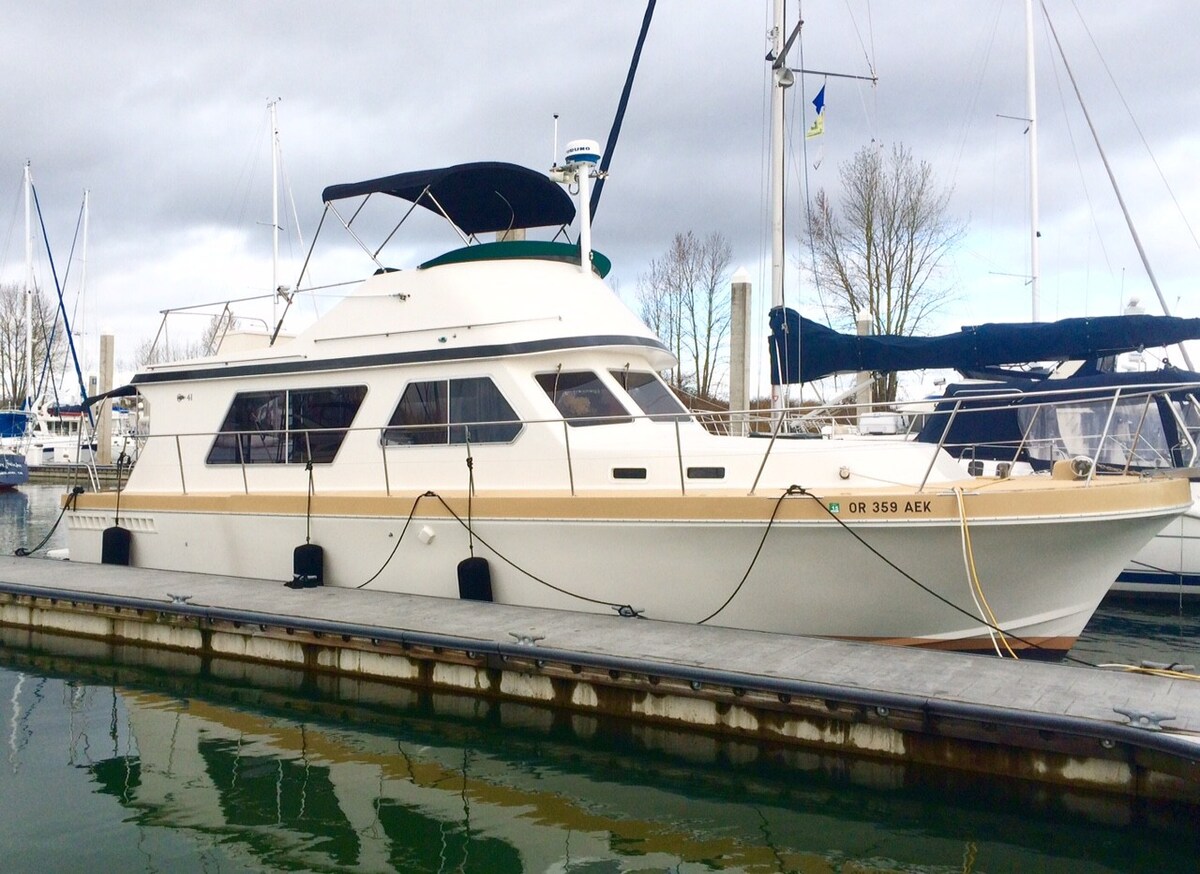 41-Foot Yacht on the Columbia River, Oregon